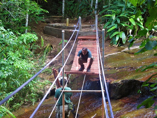 Construção de ponte pênsil.